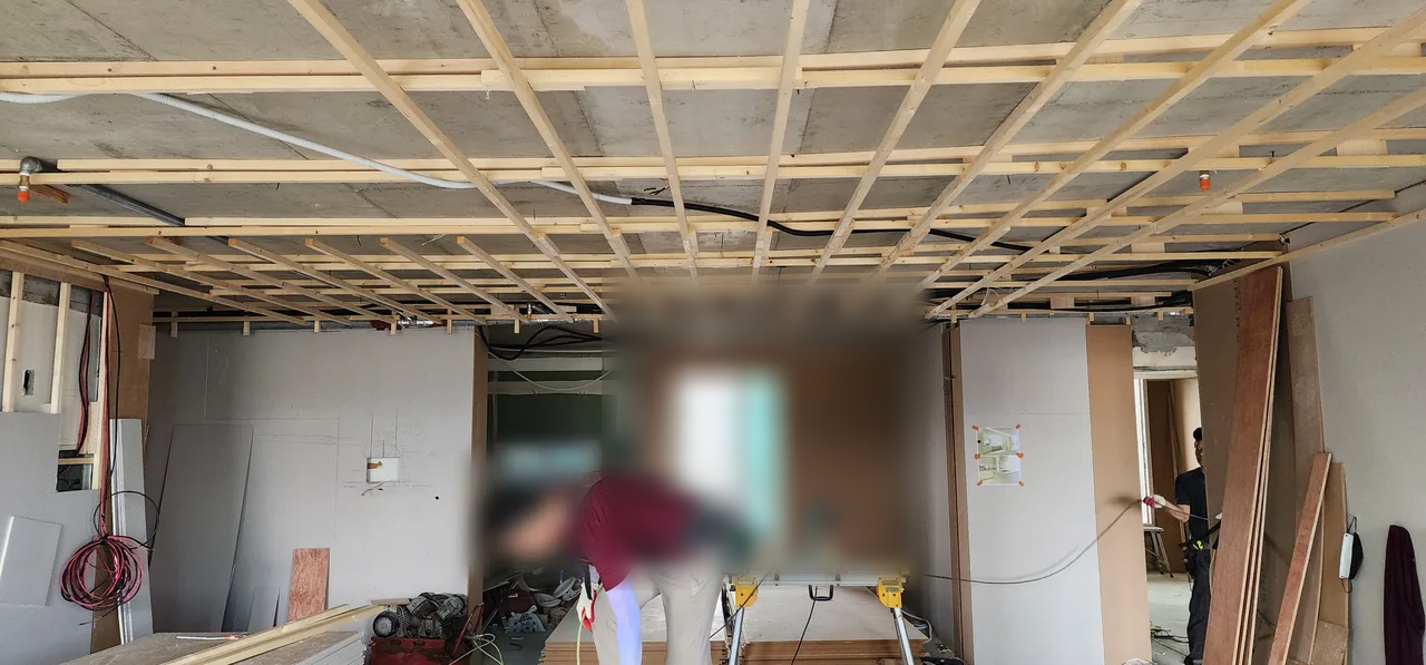 천장 목상 틀 작업 현장