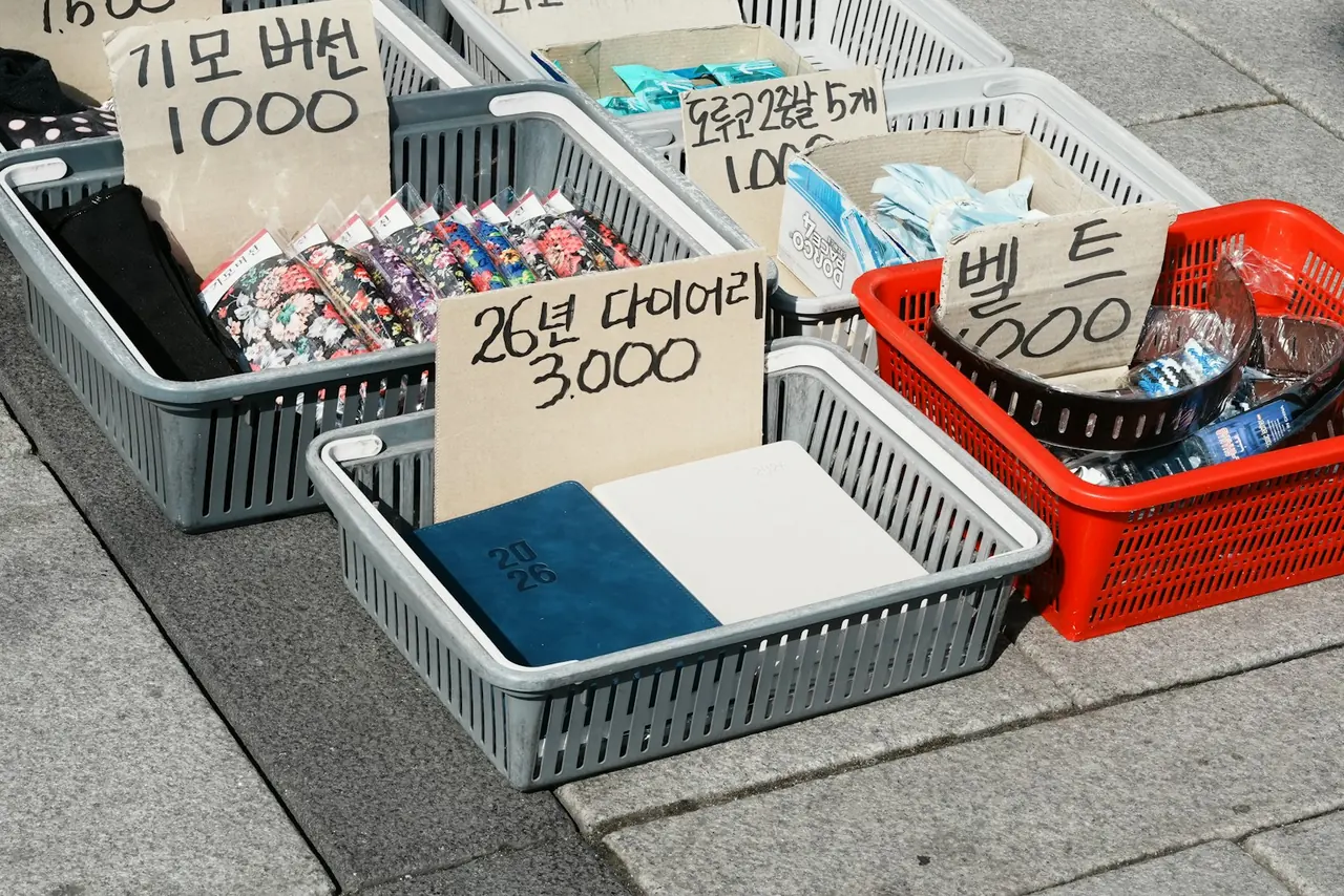 전통시장 좌판에 손글씨로 적힌 가격표, 민생지원금 지역화폐 사용처를 보여주는 사진