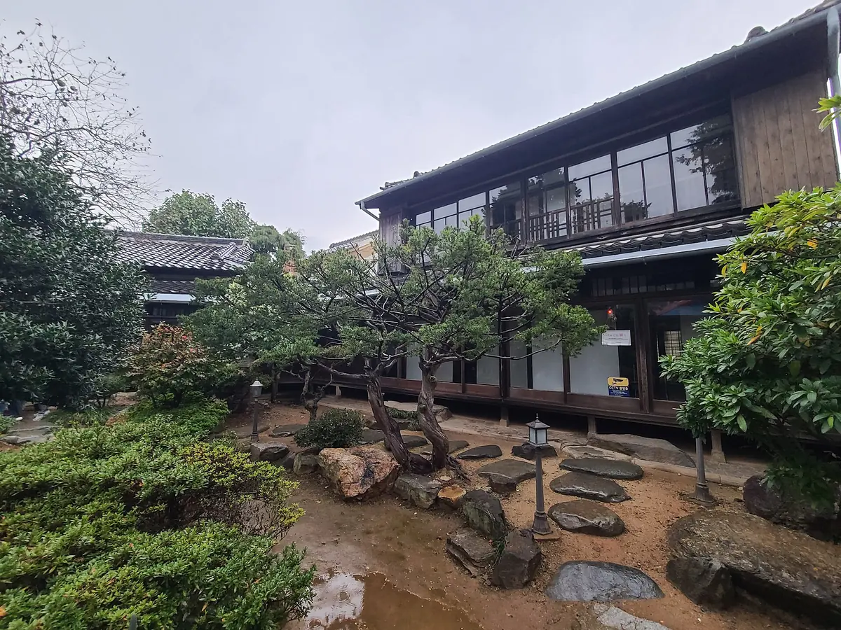 군산 신흥동 일본식가옥의 목조 2층 외관과 정원