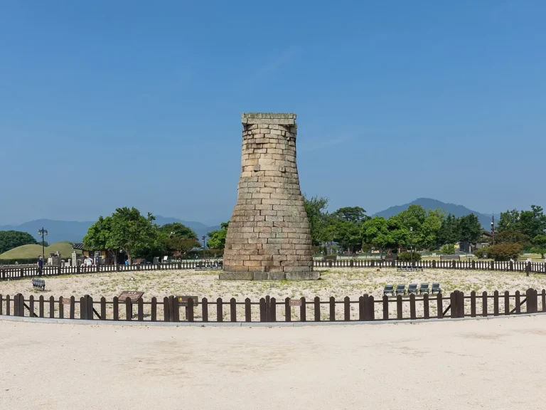 경주기행 촬영지 첨성대 — 푸른 하늘 아래 첨성대 전경