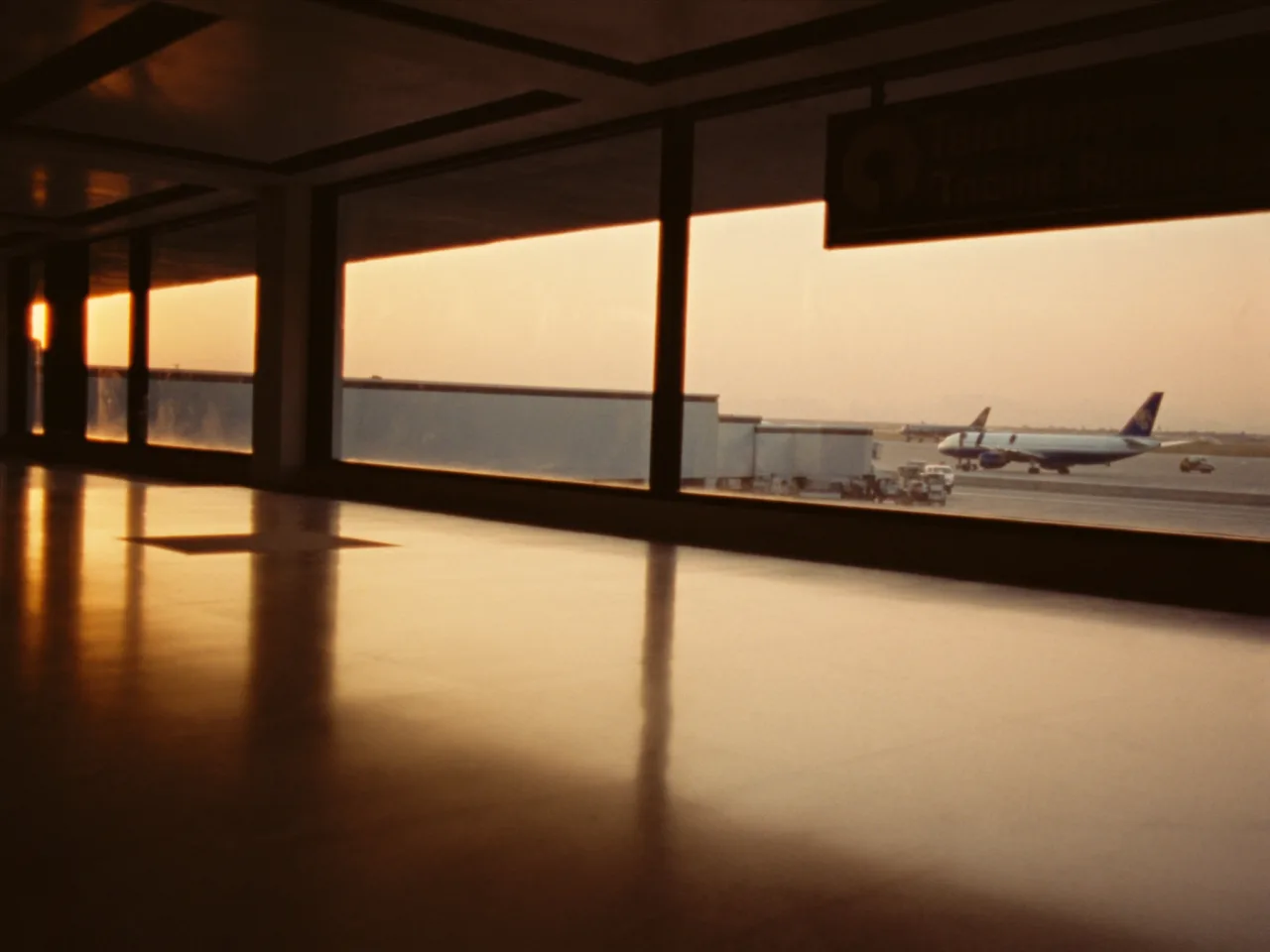 아테네 국제공항 활주로 노을, 오디세이 촬영지 그리스 항공권 예산