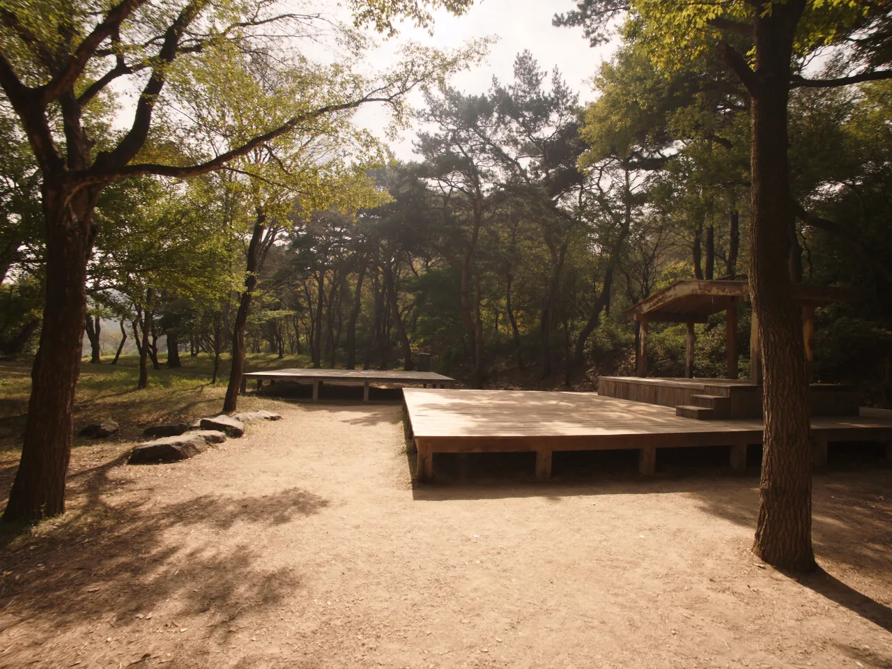 산성계곡생태공원 야외무대와 평상 쉼터