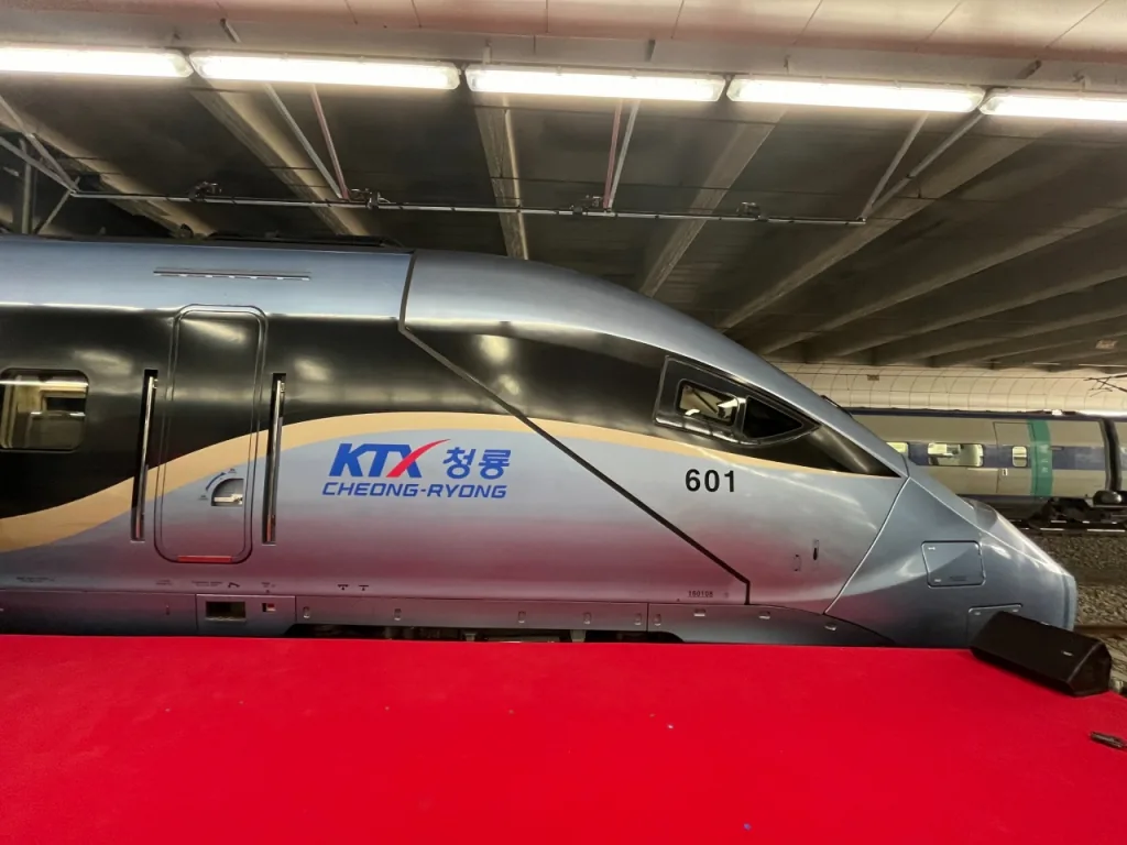 승강장에 정차한 KTX-청룡 열차, 코레일과 SR 통합 후 첫 명절 수송