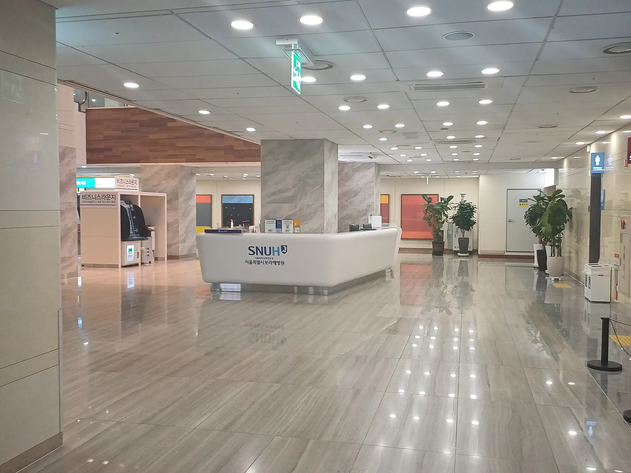 종합병원 1층 로비와 원무 창구, 본인부담상한액 초과금 산정 대상 진료비